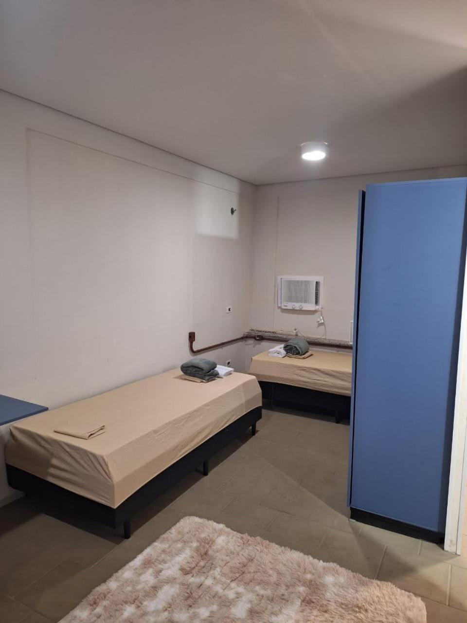 Bed, Photo of the whole room, air conditioner