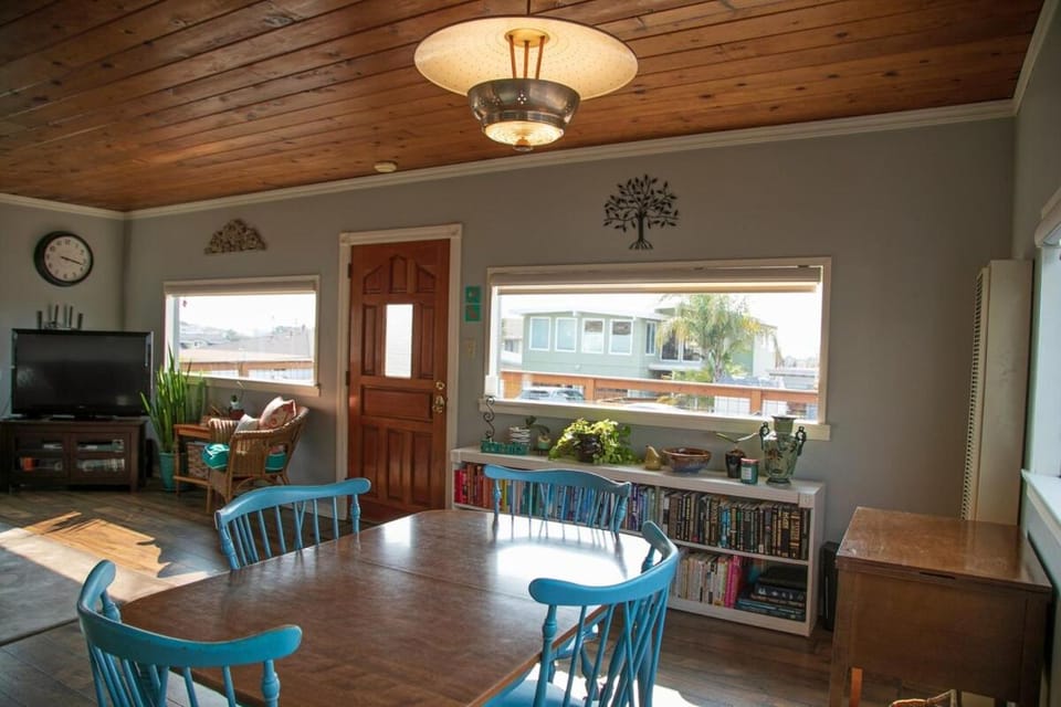 Views of Ocean and Iconic Morro Rock, Beach Cottage House in Morro Bay