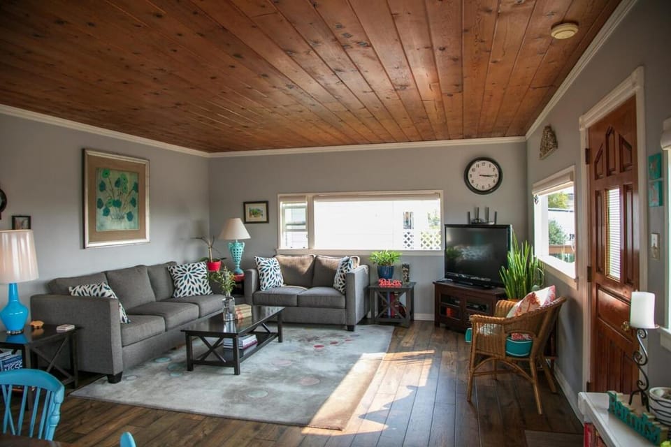 Views of Ocean and Iconic Morro Rock, Beach Cottage House in Morro Bay