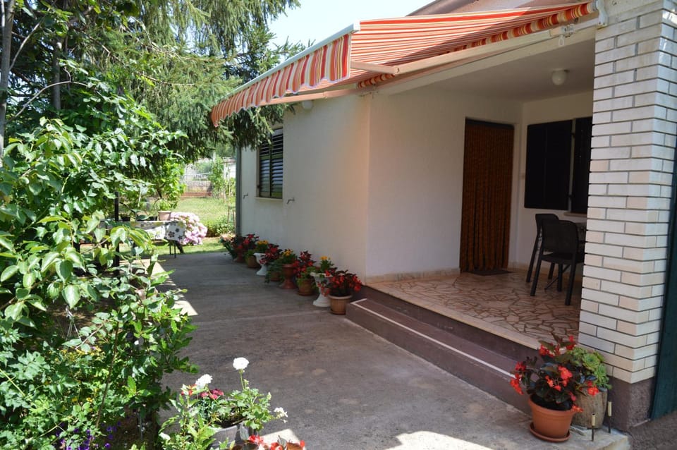 Facade/entrance, Balcony/Terrace