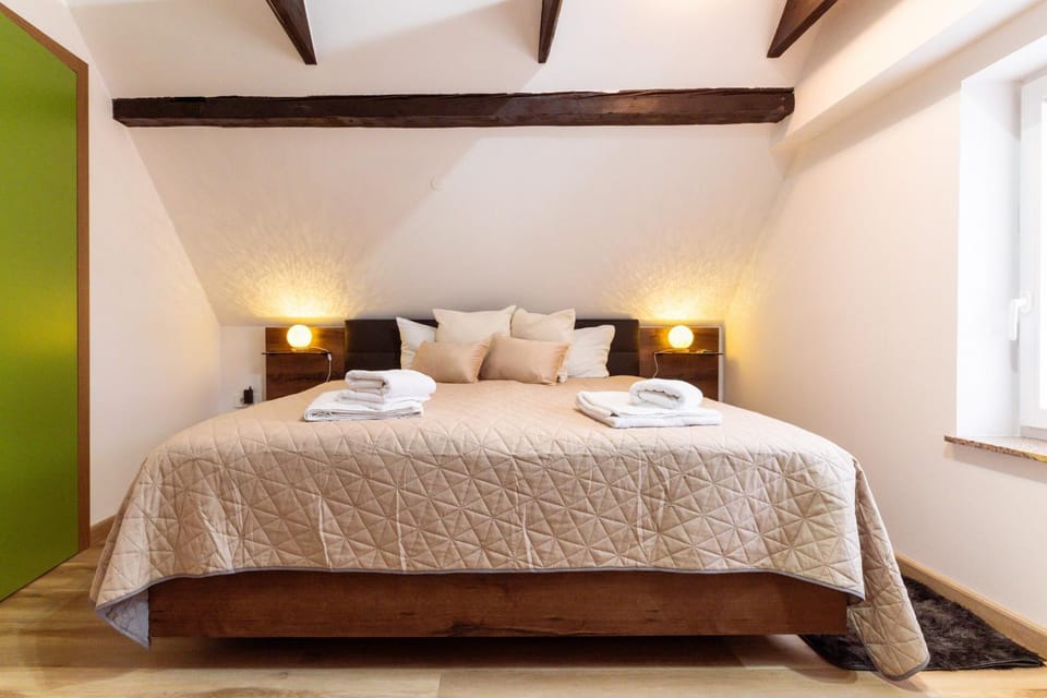 Bed, Bedroom, towels