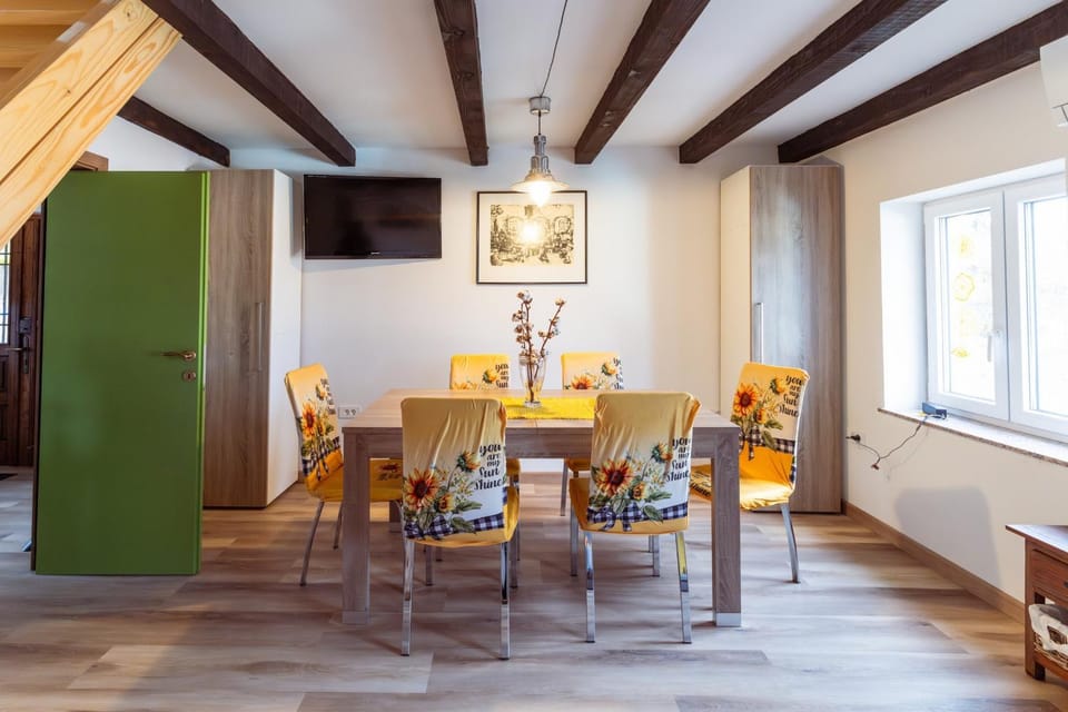 TV and multimedia, Seating area, Dining area