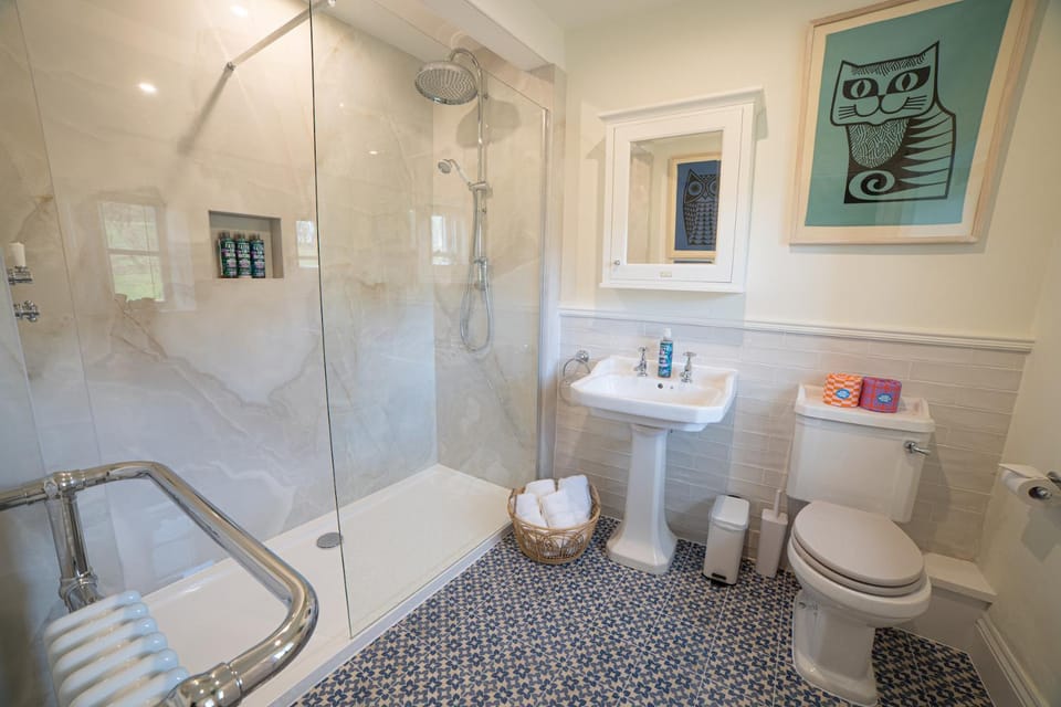 Shower, Toilet, Bathroom, towels