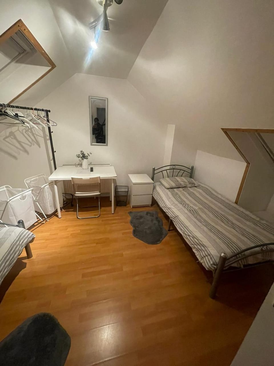 Bed, TV and multimedia, Bedroom