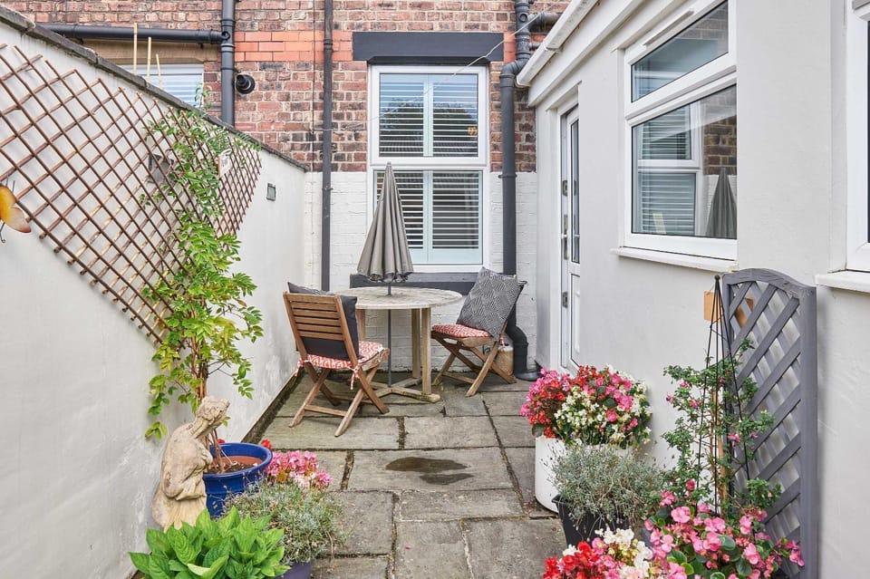 Property building, Garden, Dining area