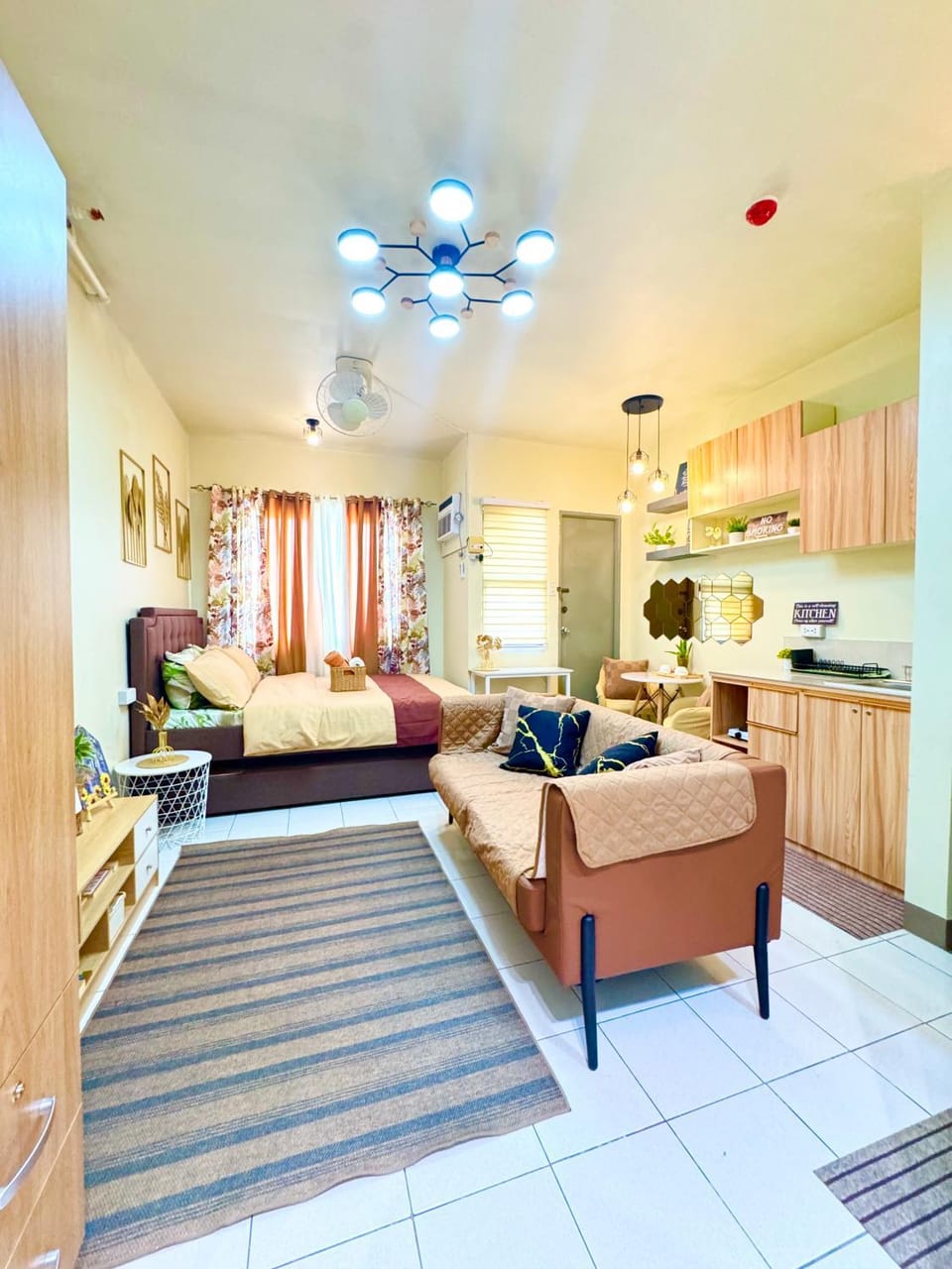 D88Staycations 105- Condo Staycation beside Enchanted Kingdom Apartment in Santa Rosa