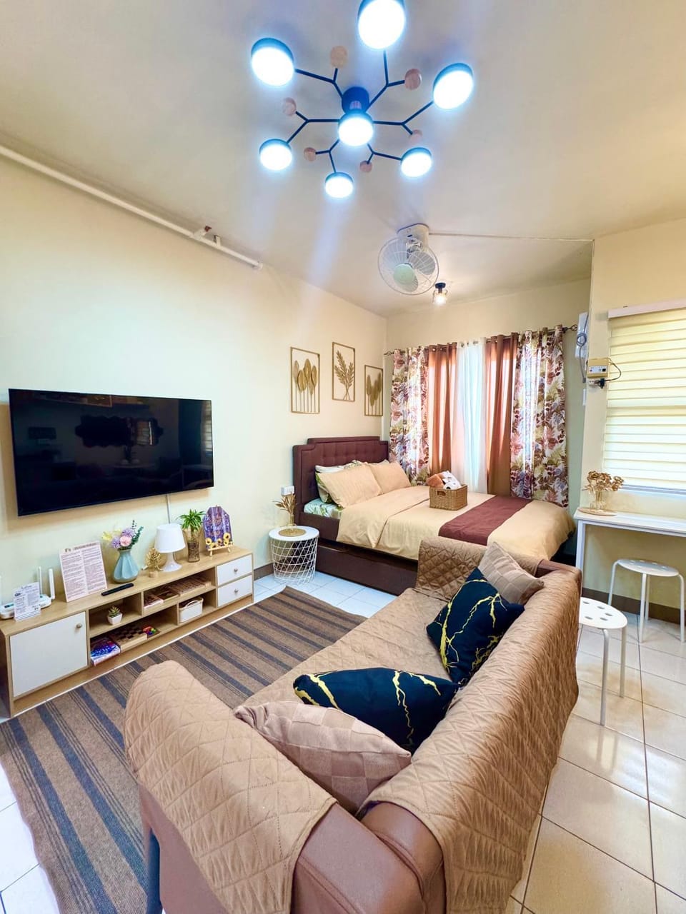 D88Staycations 105- Condo Staycation beside Enchanted Kingdom Apartment in Santa Rosa