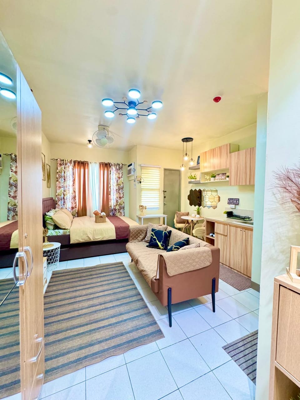 D88Staycations 105- Condo Staycation beside Enchanted Kingdom Apartment in Santa Rosa