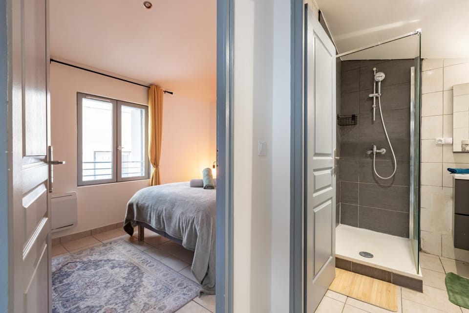 Shower, Bed, Bathroom, Photo of the whole room, Bedroom, towels