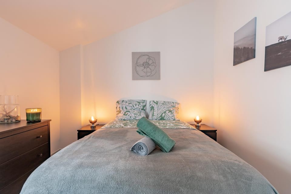 Bed, Photo of the whole room, Bedroom, towels