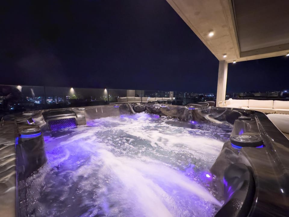 Night, Hot Tub