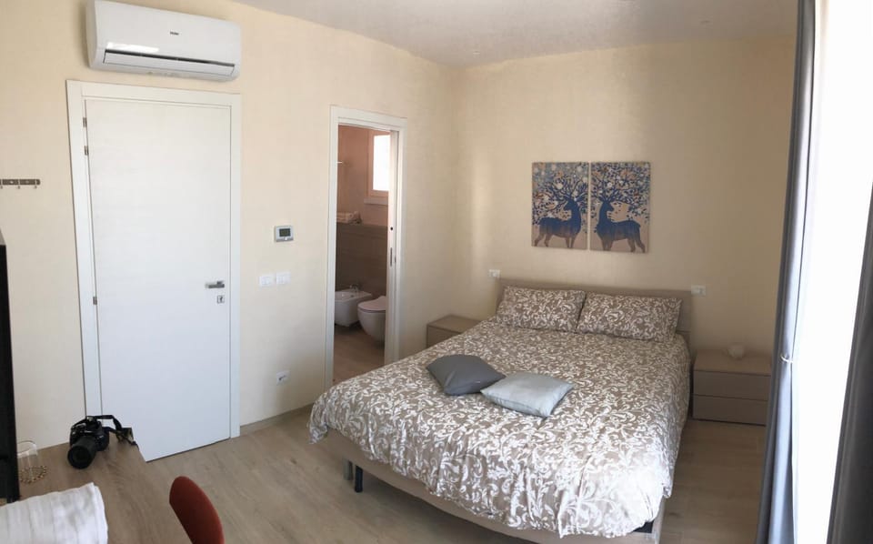 Bed, Bedroom, air conditioner