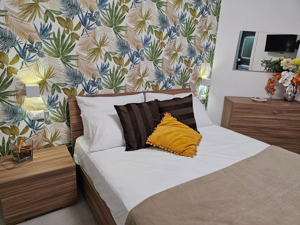 Bed, TV and multimedia, Bedroom