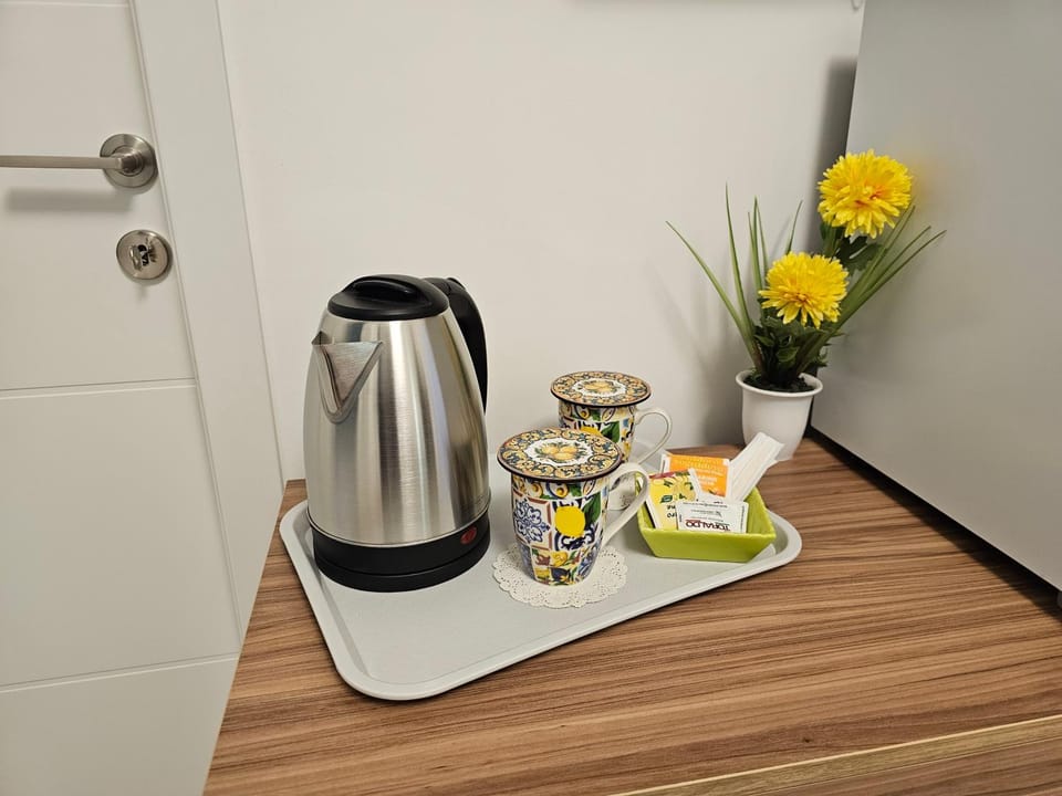 Coffee/tea facilities, Food and drinks