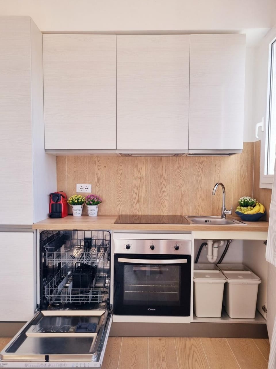 Coffee/tea facilities, Kitchen or kitchenette, dishwasher, oven