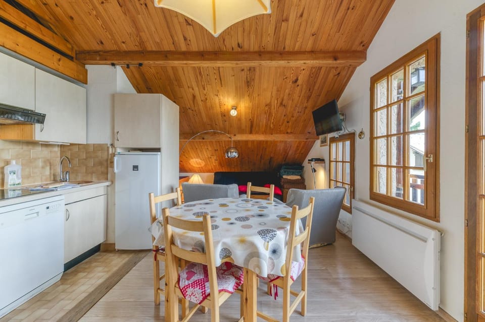 Property building, Kitchen or kitchenette, Living room