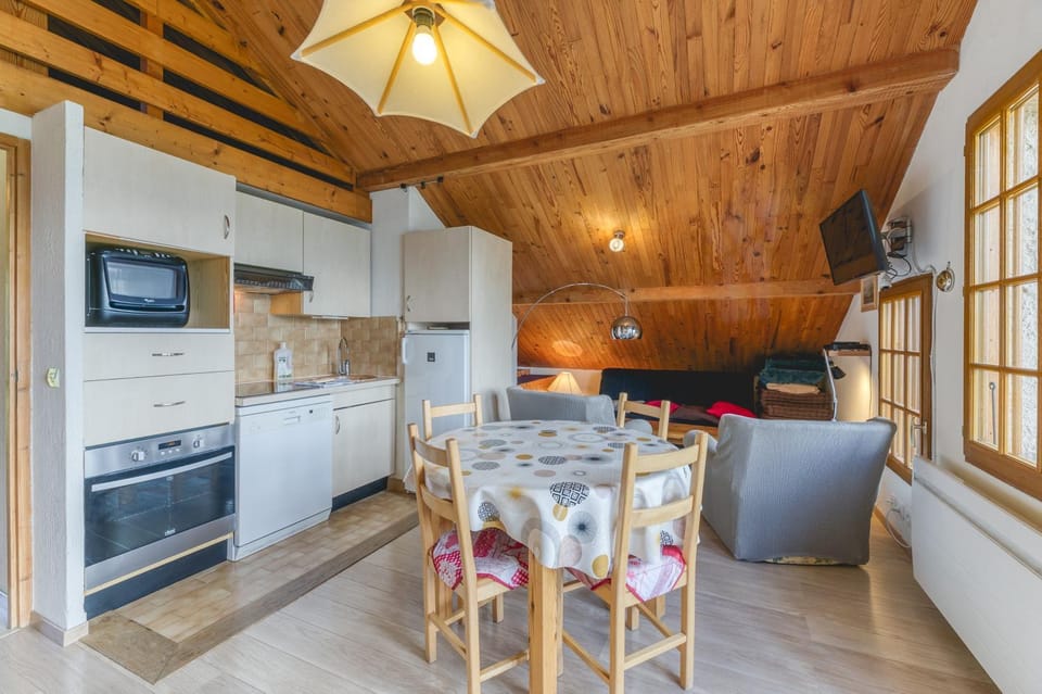 Property building, Kitchen or kitchenette, Living room
