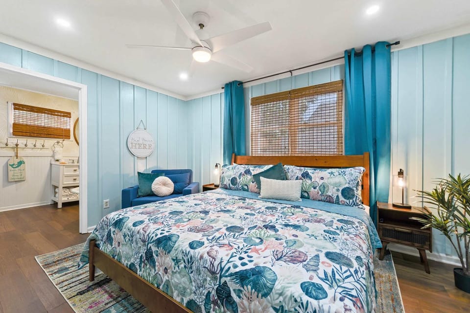 Sandy Feet Getaway Spacious Coastal Retreat 3 MIn Walk to Coast House in Gulfport