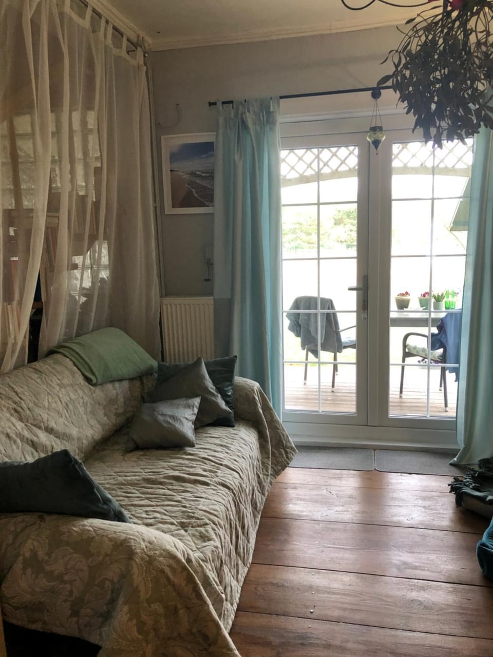 Photo of the whole room, Seating area