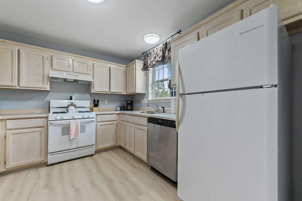 Sunset Getaway Spacious Retreat Near Beaches & Local Attractions Apartment in Gulfport
