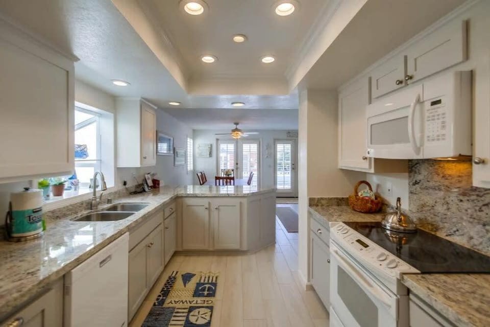 Luxury summer house feet from bay & ocean patios House in Mission Beach