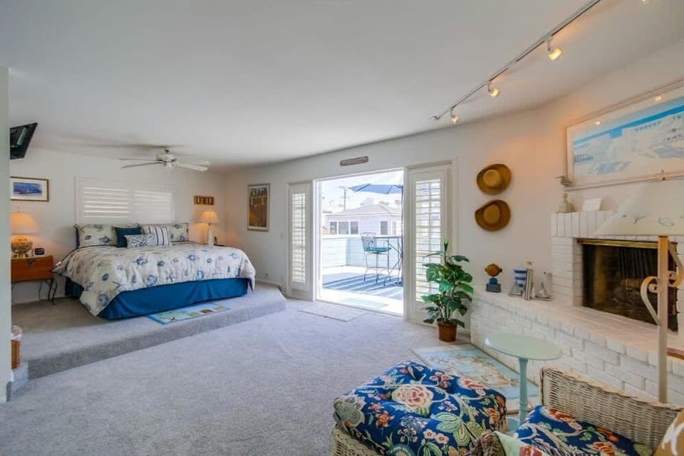 Luxury summer house feet from bay & ocean patios House in Mission Beach