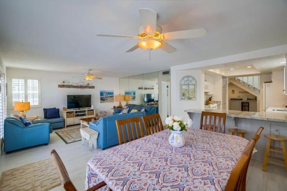 Luxury summer house feet from bay & ocean patios House in Mission Beach