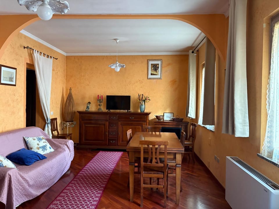 Communal lounge/ TV room, Living room, Dining area