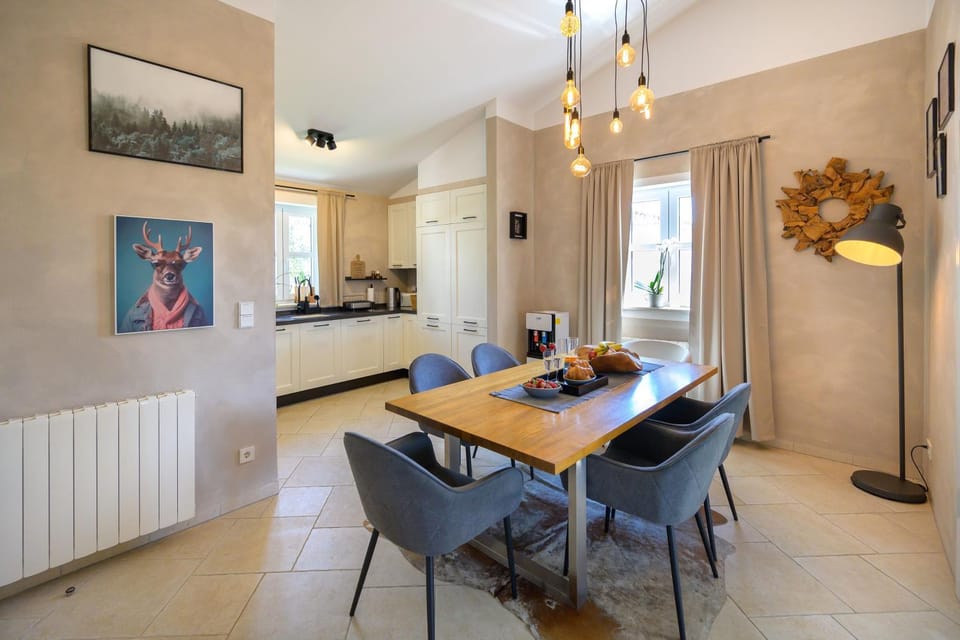 Kitchen or kitchenette, Dining area