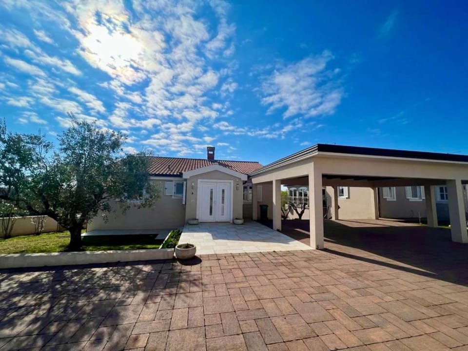 Property building, Day, Garden, Garden view