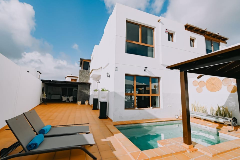 Property building, Patio, Pool view, Swimming pool, Swimming pool, sunbed