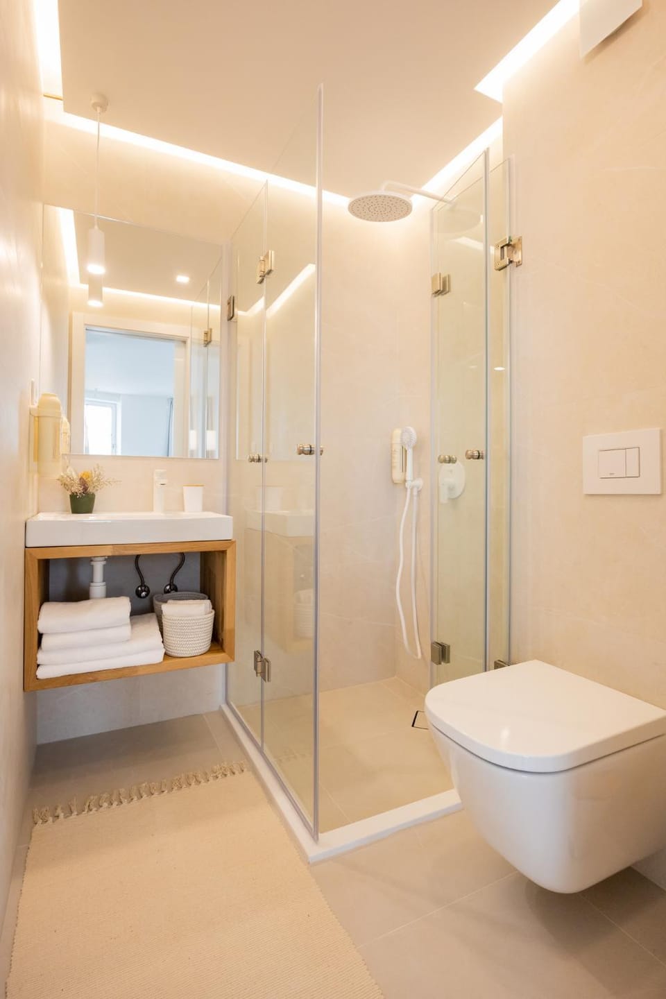Shower, Toilet, Bathroom, towels