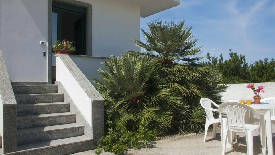 Property building, Patio, Garden, Balcony/Terrace