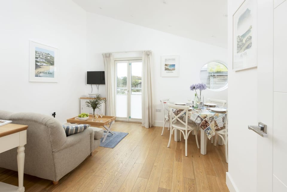 Property building, TV and multimedia, Living room, Dining area