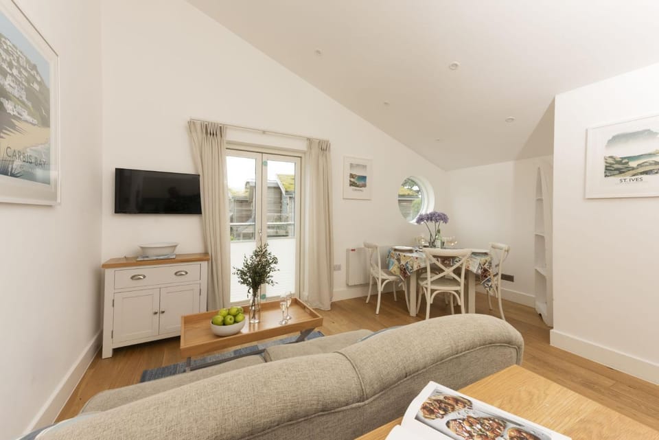 Property building, TV and multimedia, Living room, Seating area, Dining area