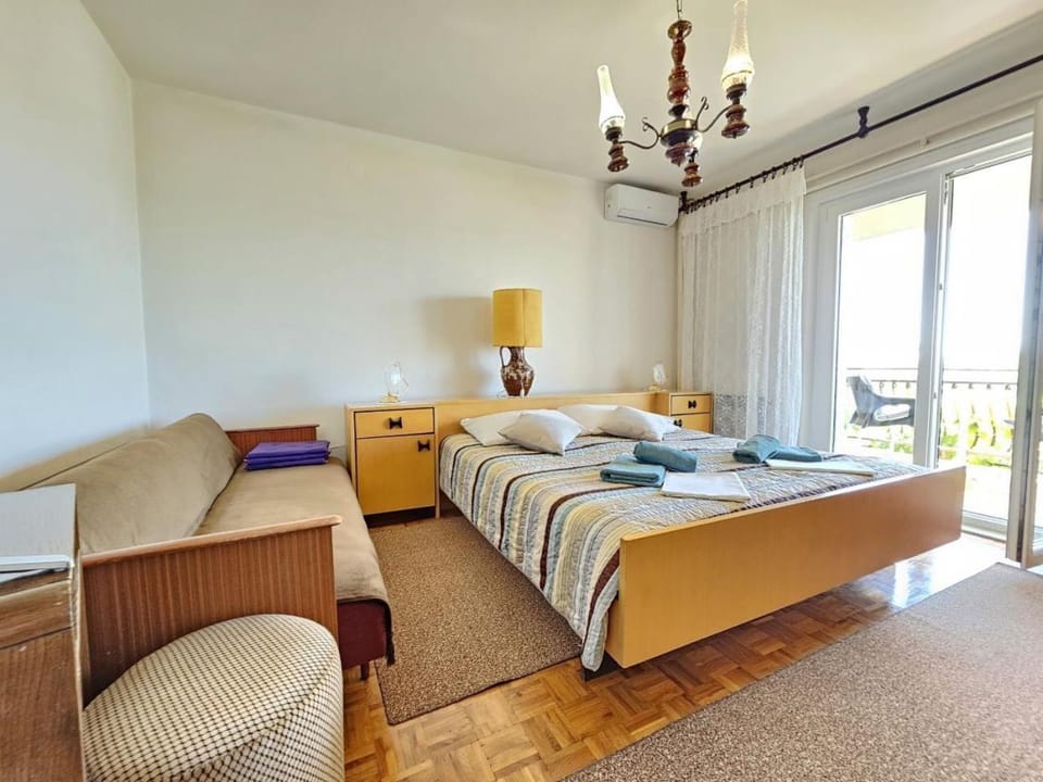Bedroom, air conditioner
