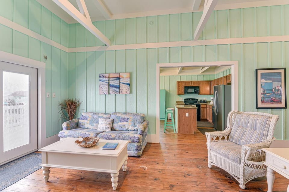 Walk to Beach: Home w/ Hot Tub & Deck in Gilchrist House in Bolivar Peninsula