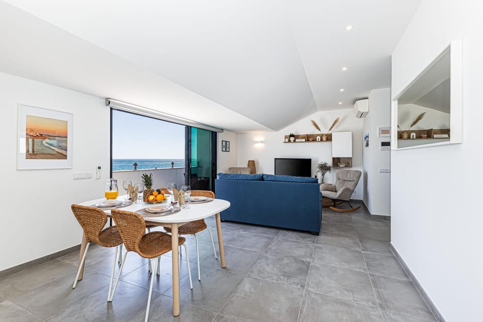 CoralMar Beachfront Apartment -Stunning Ocean Views -Algarve Apartment in Praia de Armação de Pêra