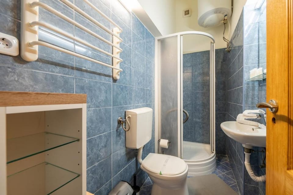 Shower, Toilet, Bathroom, towels