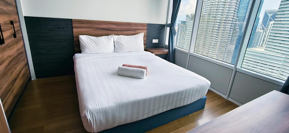 Bed, Photo of the whole room, Bedroom, towels