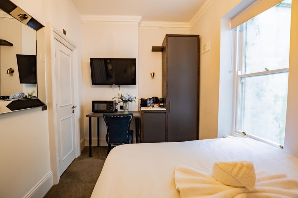 Kitchen or kitchenette, Bedroom