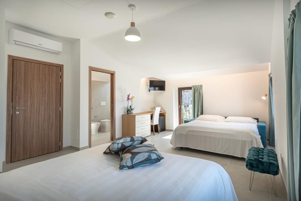 Bedroom, air conditioner