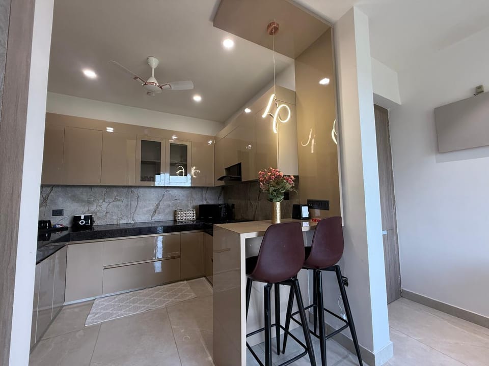 Kitchen or kitchenette, minibar, oven