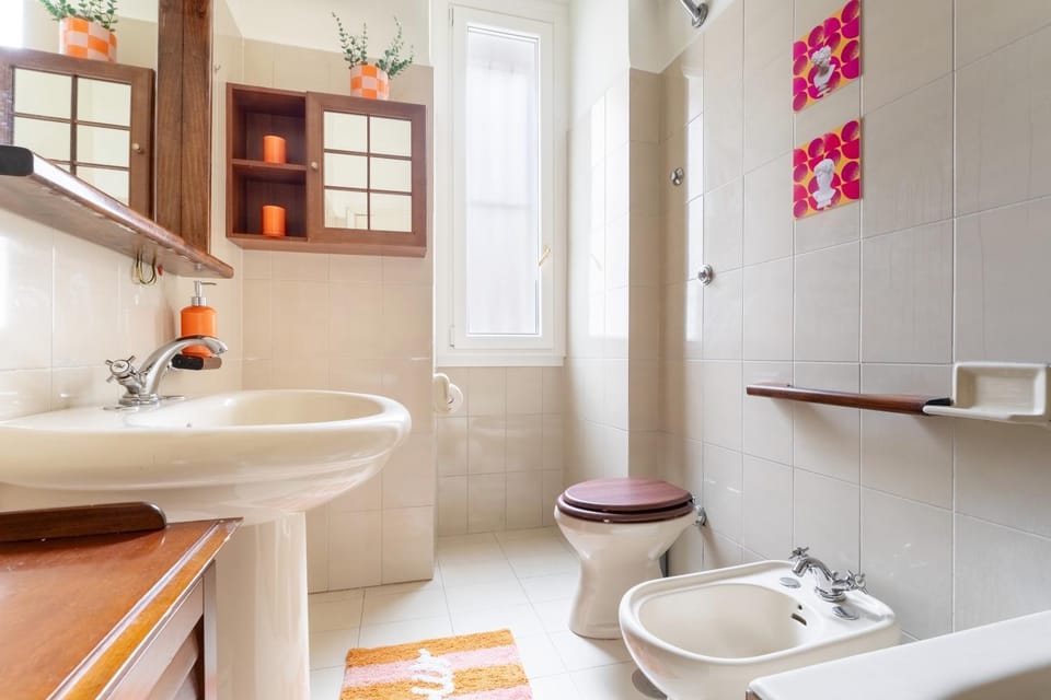 Shower, Toilet, Bathroom, Bath, bidet, towels