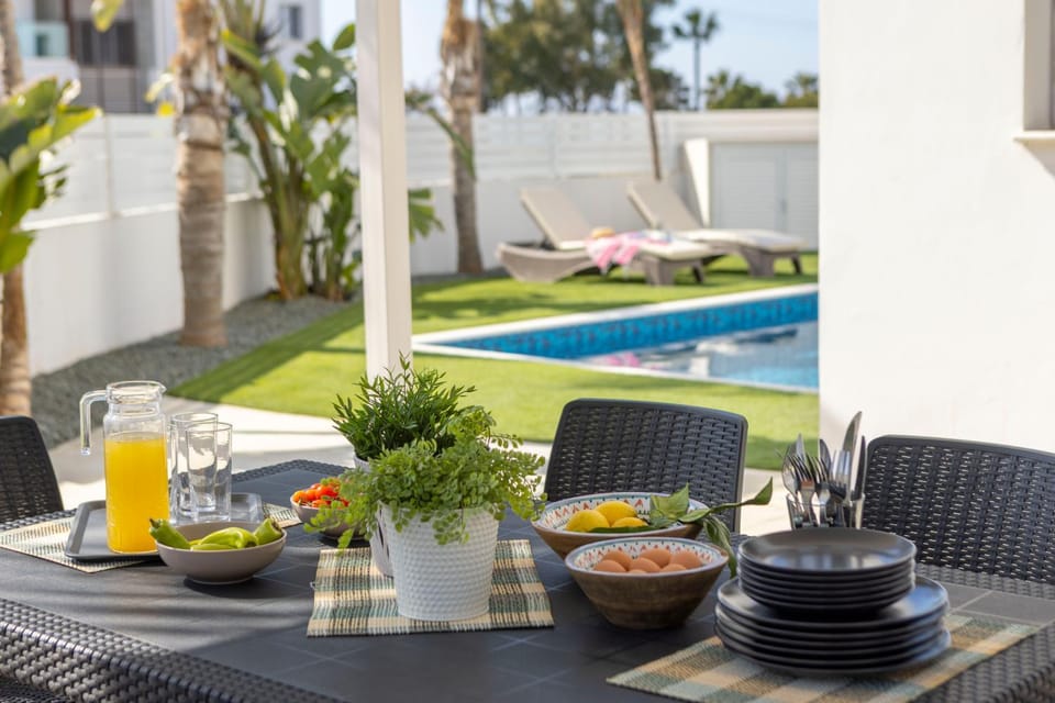 Patio, Day, Garden, Dining area, Garden view, Pool view, Swimming pool, sunbed