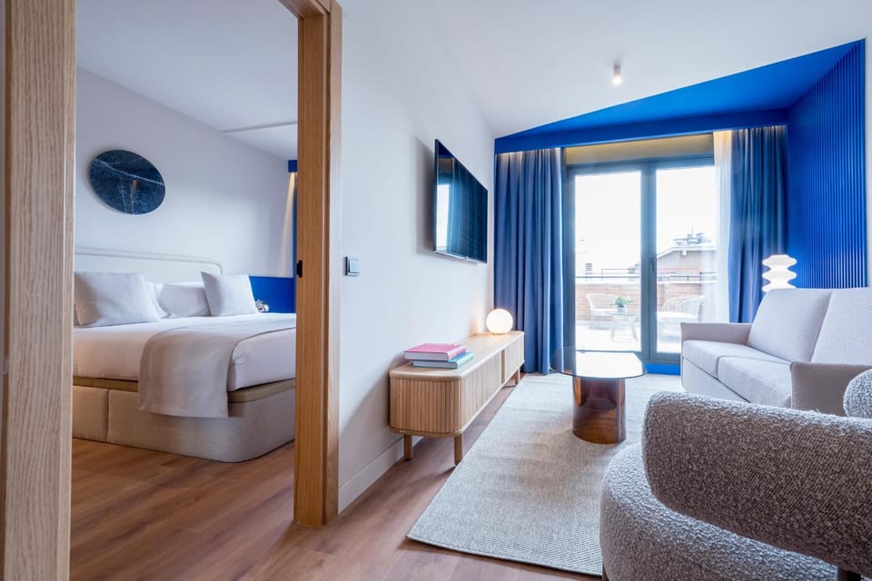 Bed, TV and multimedia, Living room, Photo of the whole room, Bedroom