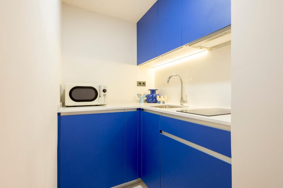 Kitchen or kitchenette, microwave, stove