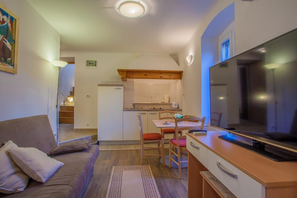 TV and multimedia, Living room, Seating area, Dining area