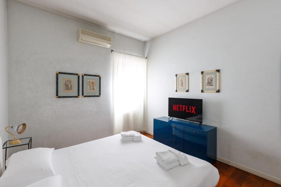 Bed, TV and multimedia, Photo of the whole room, Bedroom, towels, air conditioner