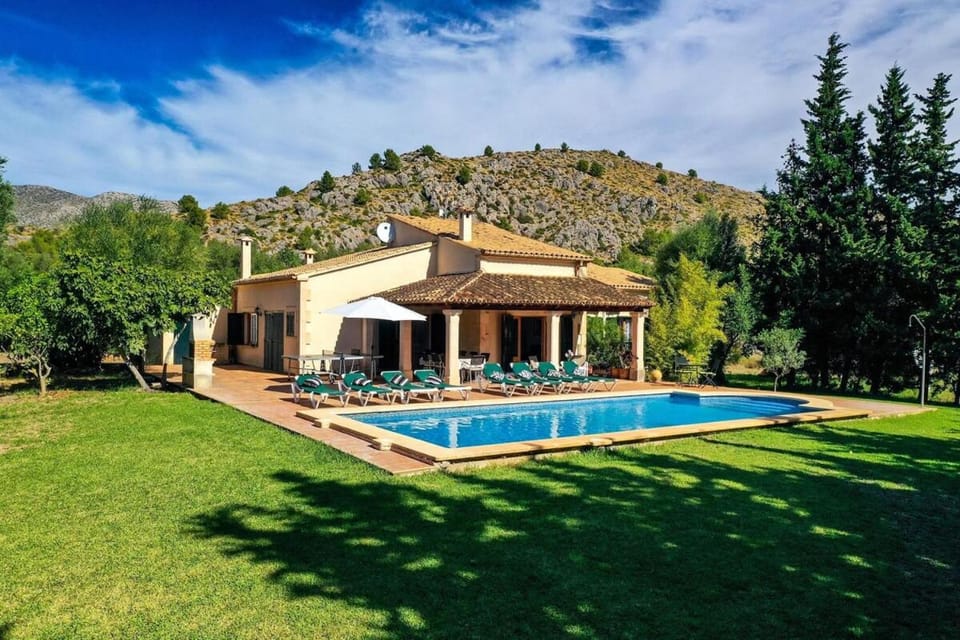 Beautiful villa for 8 people close to Pollensa by Renthousing Villa in Raiguer